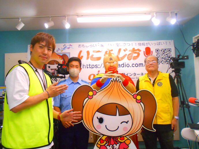 いこらも～る泉佐野のマスコットキャラクターいこらちゃんと防犯正義超人キン肉マンを中心にし5人で撮影した写真