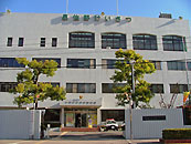 4階建ての警察署外観を正面から写した写真