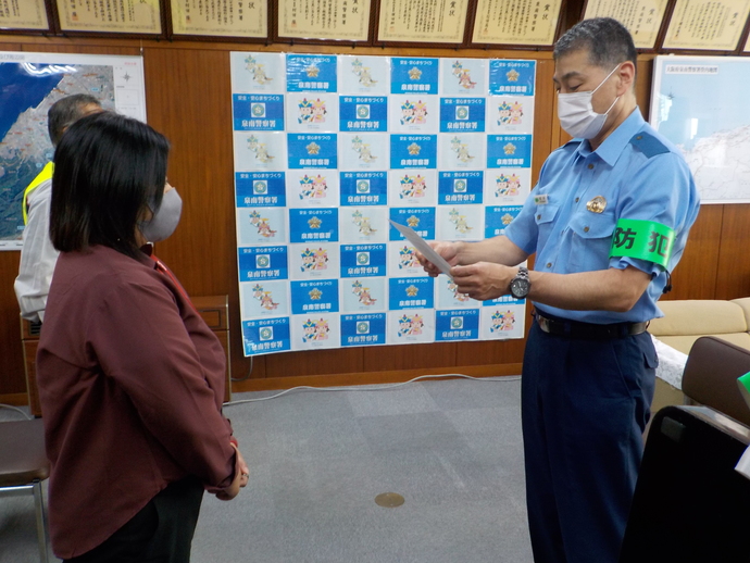 近畿中央ヤクルト株式会社の女性が「地域もおなかも見守り隊」を授与されている様子を横から写した写真