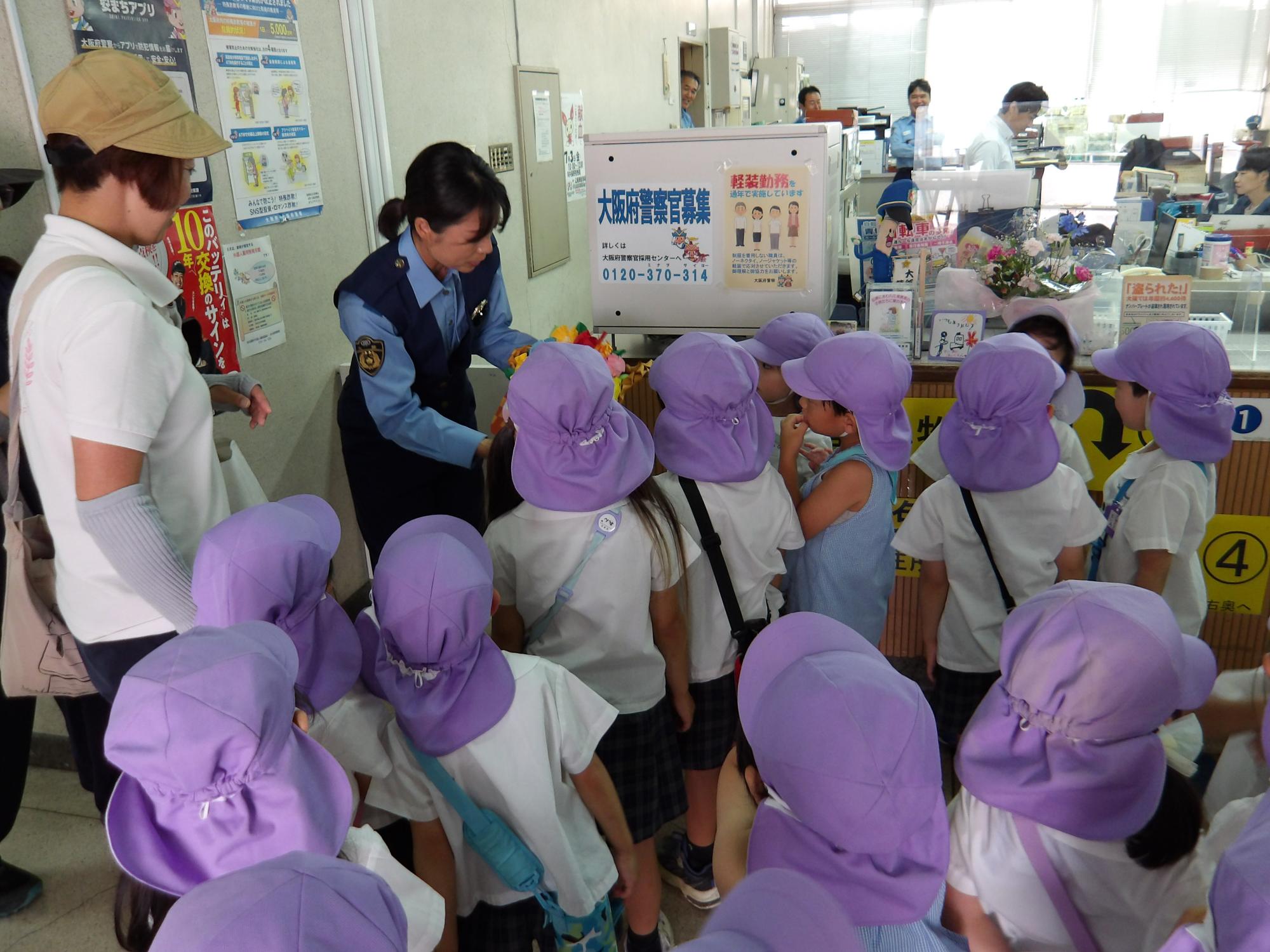 園児から警察官へレリーフの贈呈