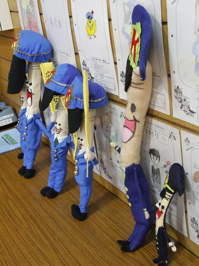青色の制服や紺色の制服を着た5体のようじくんのぬいぐるみを斜め前から撮った写真
