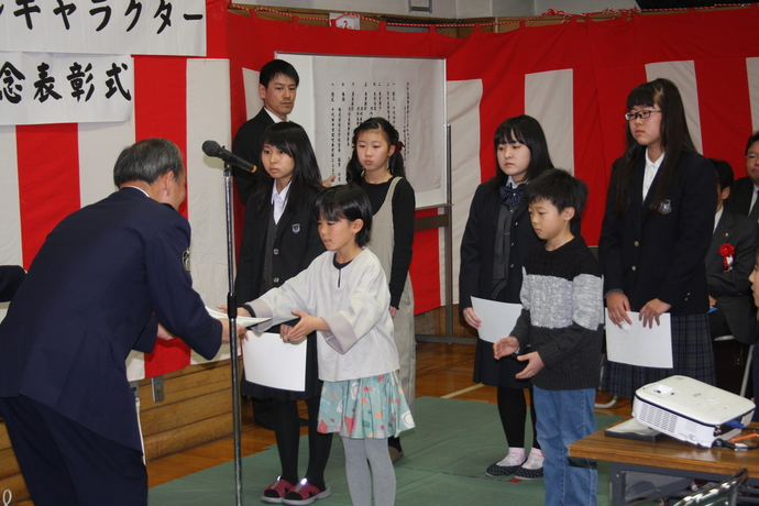 河内長野警察署長から優良賞者に次々と賞状が授与されている様子の写真