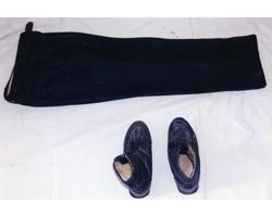黒色ズボン、黒色カジュアルシューズ（25.5センチ）の写真
