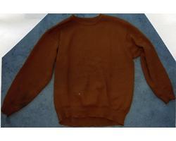 茶色丸首長袖セーターの写真