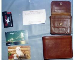 茶色二つ折り財布、茶色小銭入れ等の写真