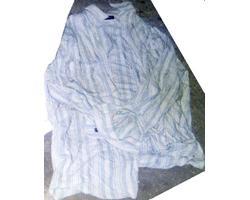 白地にうす青色縦縞長袖カジュアルシャツの写真