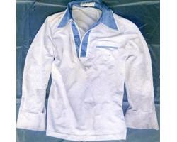 白色長袖ポロシャツ（襟が青色）の写真