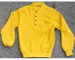 黄土色長袖セーターの写真