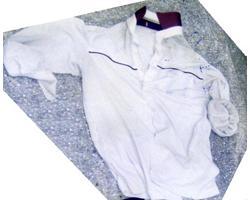 白色長袖ポロシャツの写真