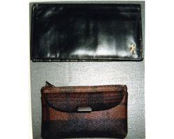 黒色二つ折り財布、茶色小物入れの写真