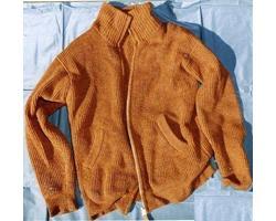 ベージュ色長袖セーターの写真