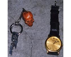 丸型腕時計、鍵（キーホルダー付）の写真
