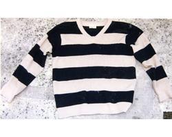 黒とベージュ色の横縞セーターの写真