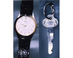 丸型腕時計、鍵の写真