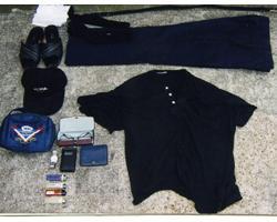 黒色半袖ポロシャツ、紺色ズボン、黒色野球帽等の写真