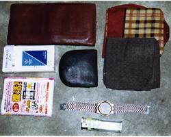 丸型腕時計、茶色革製二つ折り財布等の写真