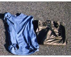 紺色長袖Tシャツ、茶色手提げ鞄の写真