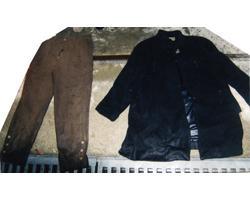 黒色ハーフコート、茶色ズボンの写真