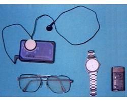 眼鏡（銀縁）、携帯ラジオ、丸型腕時計等の写真