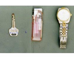 丸型腕時計、鍵、簡易ライターの写真