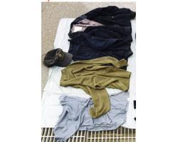 黒色ジャンバー、黒色セーター、黄土色セーター等の写真