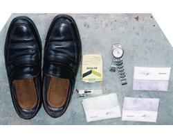 黒色短靴、丸型腕時計、煙草等の写真