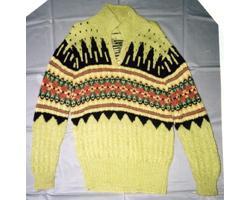 黄色地柄入りセーターの写真