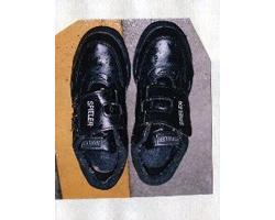 黒色運動靴の写真