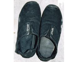 黒色ズック靴の写真