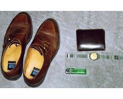 茶色短靴、黒色財布、腕時計等の写真