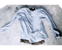 グレー色長袖Tシャツの写真