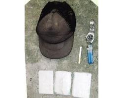 茶色キャップ帽子、丸型腕時計等の写真