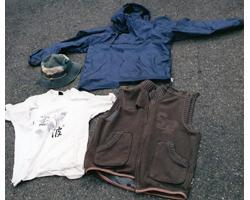 紺色ヤッケ、茶色ベスト、白色Tシャツ等の写真