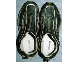 黒色運動靴（25.5センチ）の写真