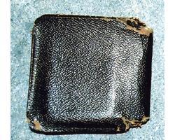 黒色二つ折り財布の写真