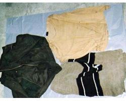 深緑色ジャンバー、薄茶色黒色ライン入り長袖セーター、黄土色長袖シャツの写真