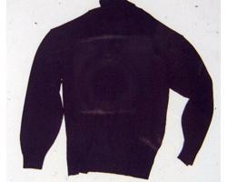 黒色長袖とっくりセーターの写真