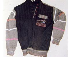 黒とシルバー色長袖セーターの写真