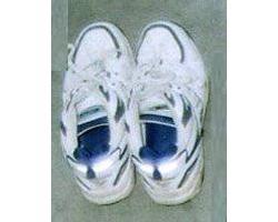 白色運動靴（24.5センチ）の写真