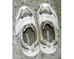 白色運動靴（25.5センチ）の写真