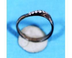 指輪（透明の石付き、THE KISSの刻印あり）の写真