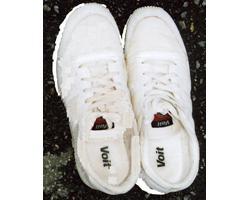 白色運動靴（26.5センチ、Voitと記載）の写真