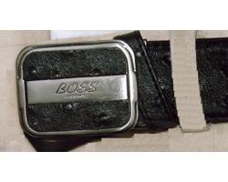 BOSSと記載の銀色バックル付き黒色革ベルトの写真