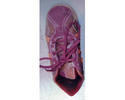 紫色運動靴（23.5センチ）の写真