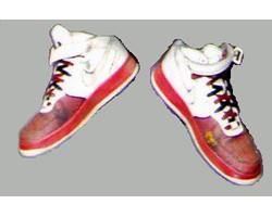 赤と白のナイキ製運動靴（25．0センチ）の写真