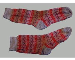 靴下（灰色地に赤と茶色の横縞柄）の写真