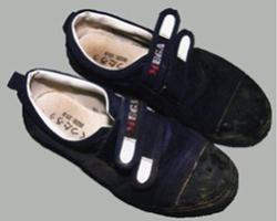 運動靴（黒色と紺色混じりのマジック式、25.0センチ）の写真