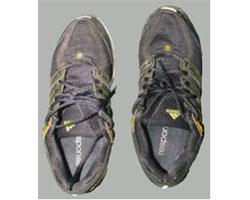 黒色運動靴の写真