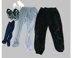 黒色スウェットズボン、灰色スウェットズボン、紺色靴下、黒色運動靴（スポルディング）、軍手の写真
