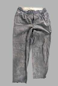 灰色スラックスの写真